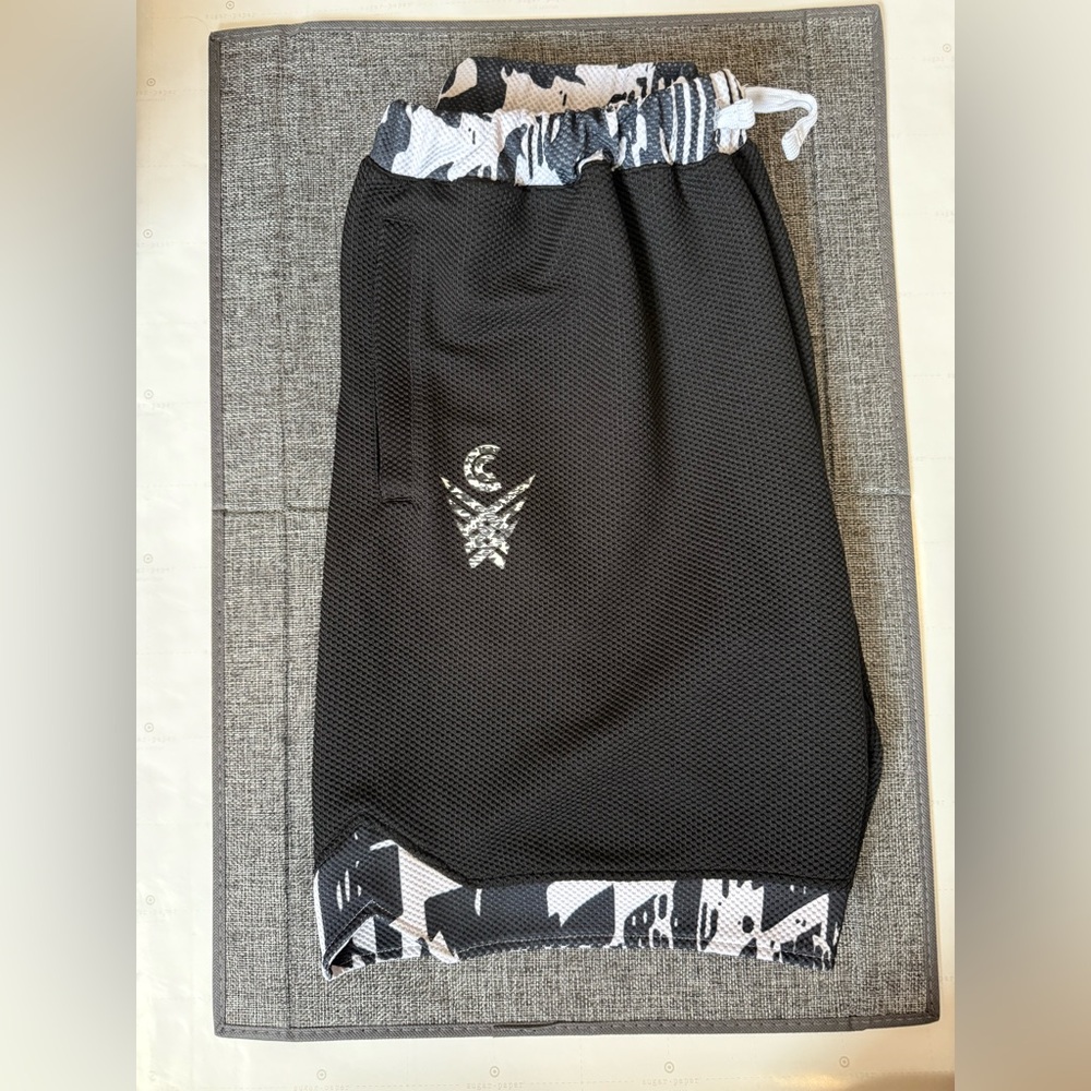 Crossover Culture Black and White Basketball Shorts - 2XL - Good Condition